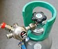 CO2 flaske med fastlåst trykregulator CO2 flaske med fastlåst trykregulator
