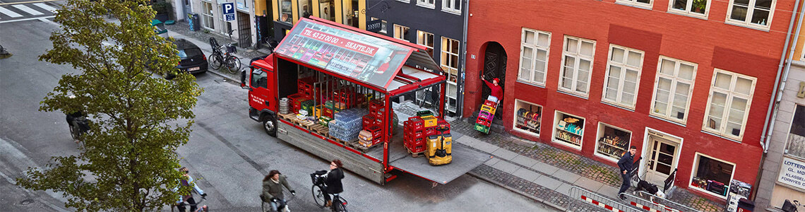 Distributionsbil læsser kasser med øl og sodavand af på Gammel Mønt i indre København