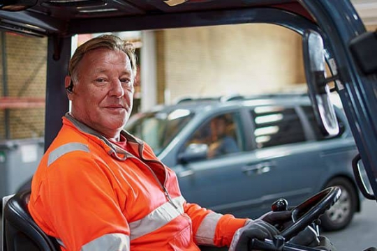 Jan ved ølbil til levering af øl & sodavand